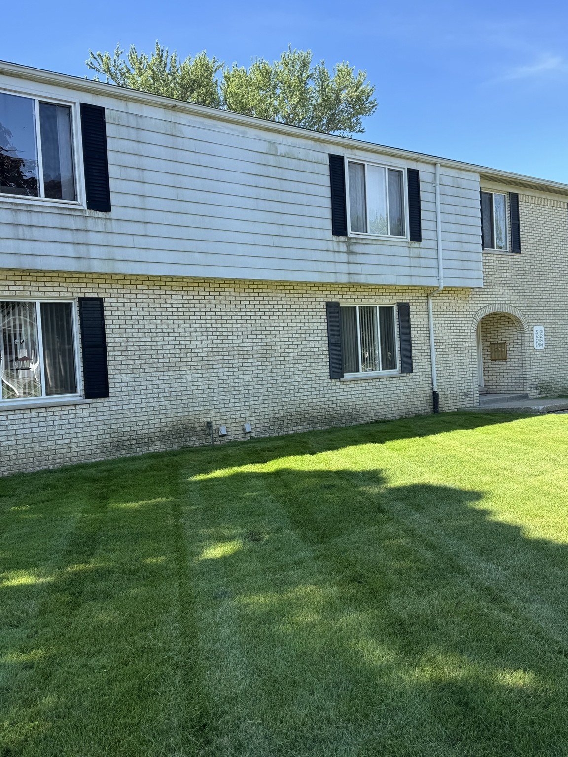 Apartment lawn with clean mowing lines